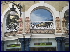 Plaza de la Reina 07  - beautiful bank building with golden brick facade